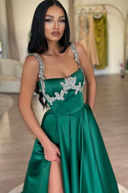 Impresionante vestido largo de fiesta verde oscuro, corte en A, sin mangas, con pedrería y satén con abertura