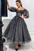 Impresionante vestido largo de fiesta gris de corte A, con hombros descubiertos, lentejuelas y mangas cortas.