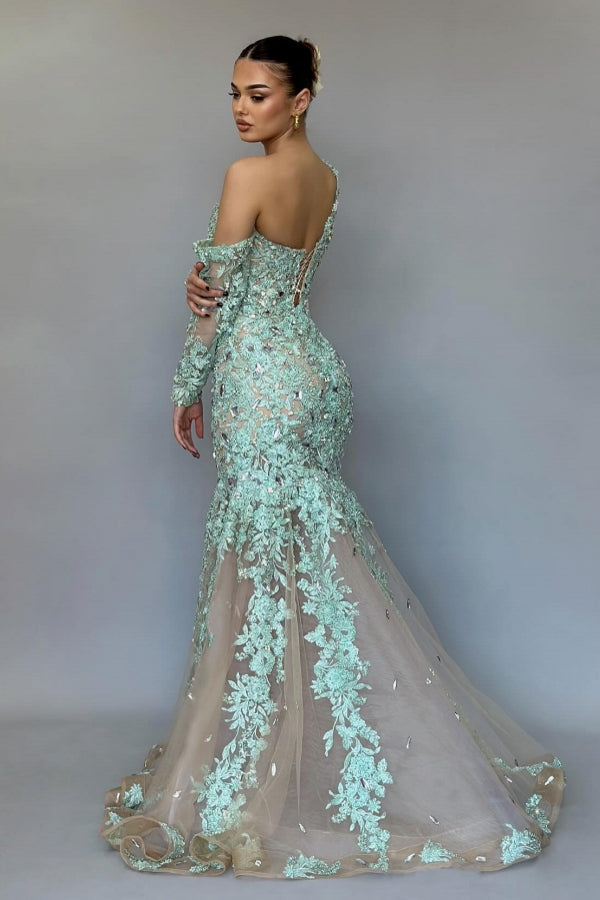 Impresionante vestido de fiesta largo de sirena con un solo hombro, encaje, pedrería y mangas largas.