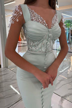 Magnifique robe de bal sirène longue en satin à sequins et fente, décolleté cœur.