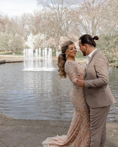 Impresionante vestido de novia largo de sirena con escote en V, abertura frontal de encaje y mangas.