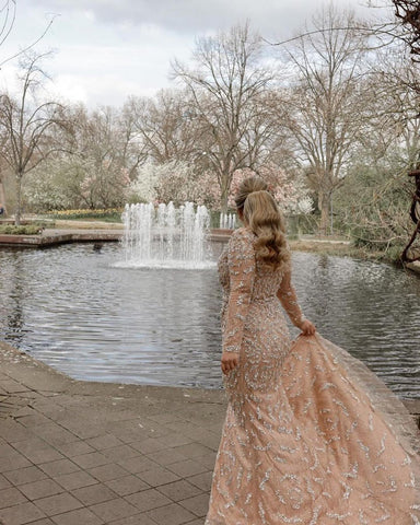 Impresionante vestido de novia largo de sirena con escote en V, abertura frontal de encaje y mangas.