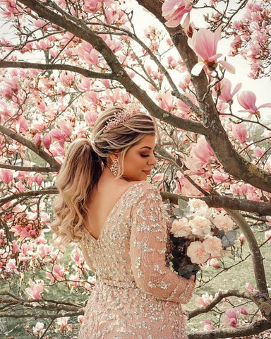 Impresionante vestido de novia largo de sirena con escote en V, abertura frontal de encaje y mangas.