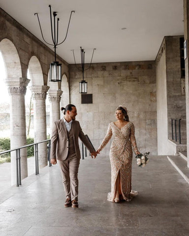 Impresionante vestido de novia largo de sirena con escote en V, abertura frontal de encaje y mangas.