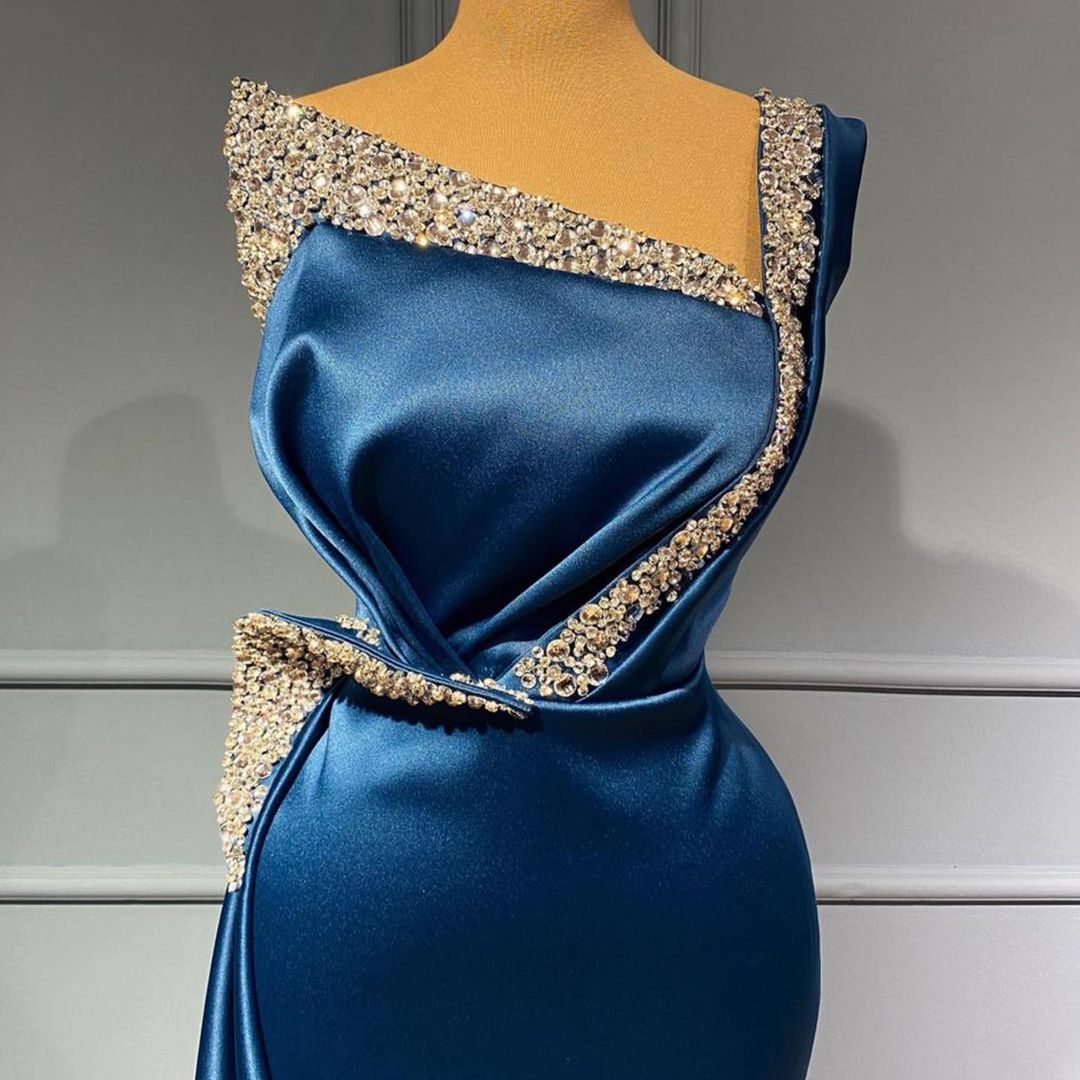 Magnifique robe de bal sirène longue asymétrique en satin stretch à épaule dénudée
