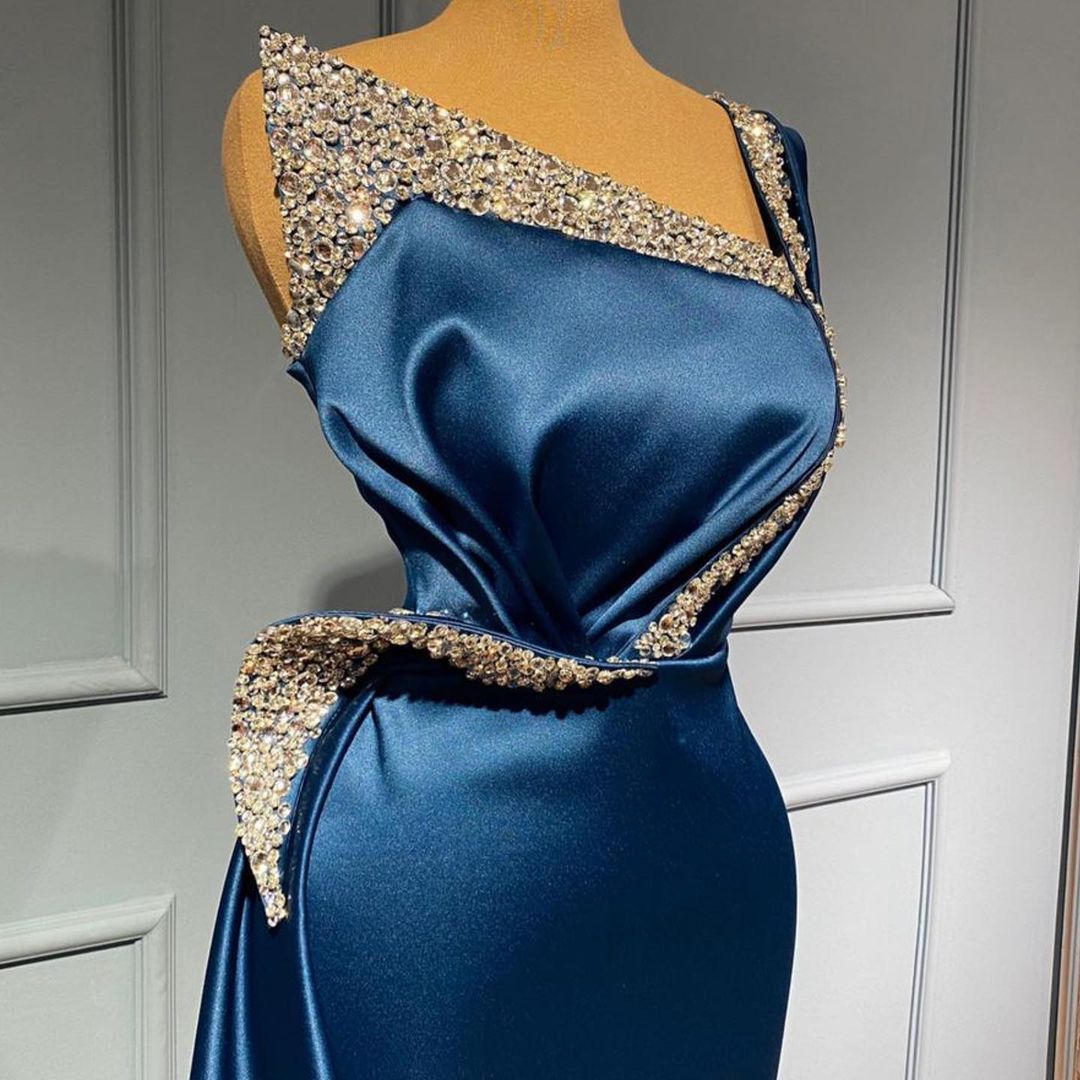Magnifique robe de bal sirène longue asymétrique en satin stretch à épaule dénudée