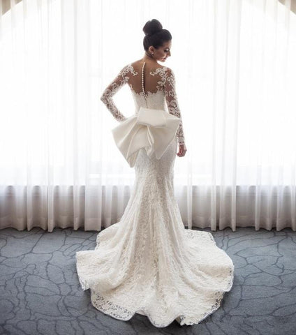 Impresionante vestido de novia estilo sirena con encaje, lazo y sobrefalda desmontable.