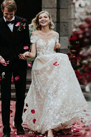 Impresionante vestido de novia de princesa con encaje floral y hombros descubiertos