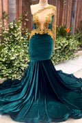 Impresionante vestido de fiesta de sirena verde oscuro con un solo hombro y adornos dorados 3D.