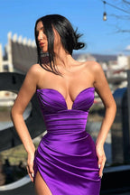 Magnifique robe de soirée sirène en satin, décolleté en V et fente latérale.