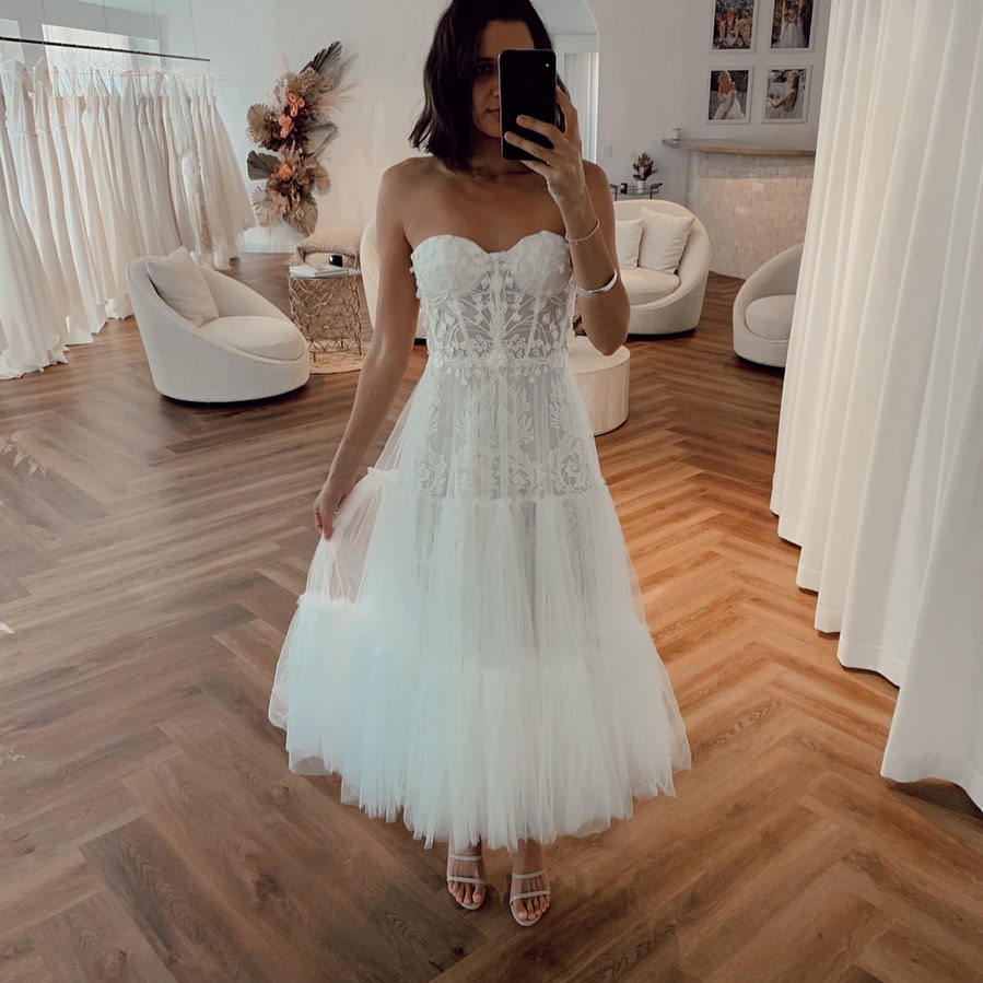 Robe de mariée courte d'été en tulle sans bretelles, absolument magnifique