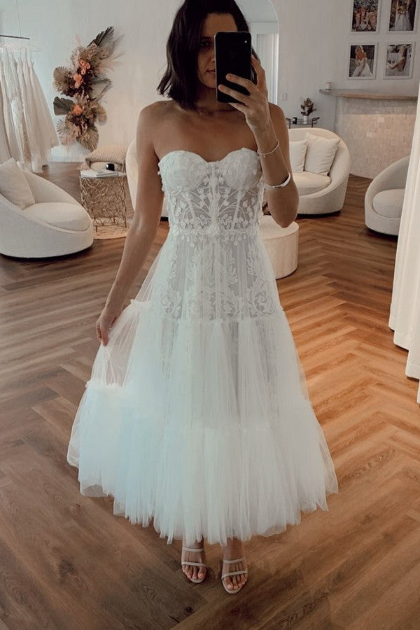 Robe de mariée courte d'été en tulle sans bretelles, absolument magnifique