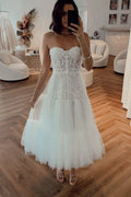 Robe de mariée courte d'été en tulle sans bretelles, absolument magnifique