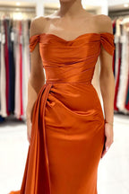 Superbe robe de soirée en satin extensible à épaules dénudées avec traîne amovible fendue sur le côté