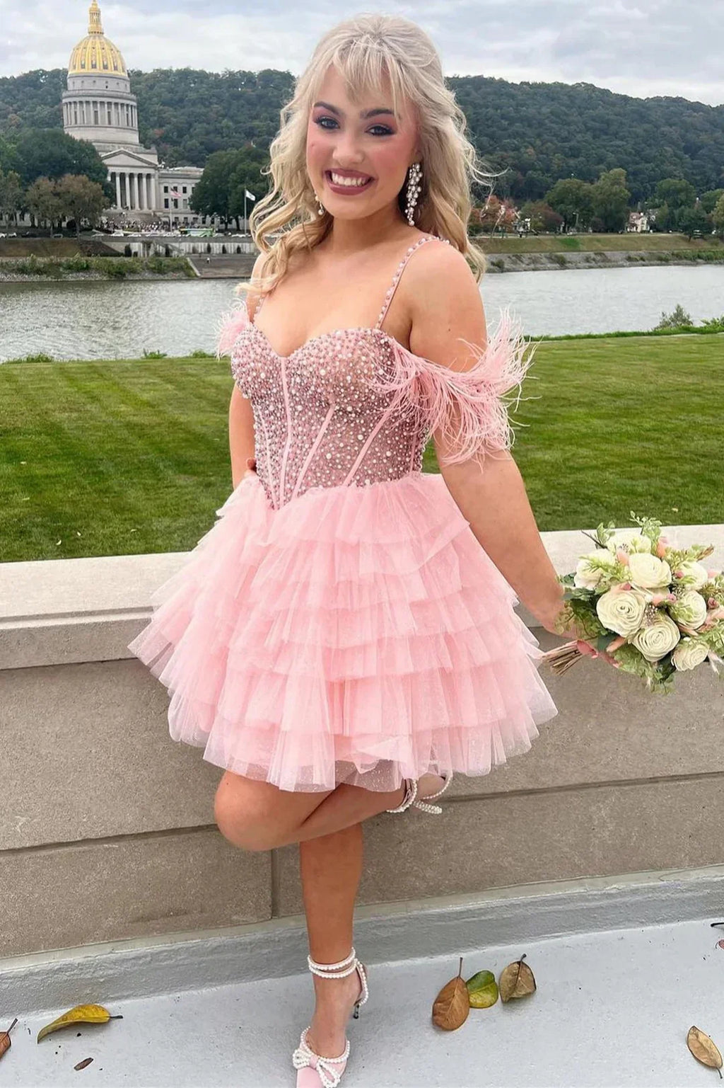 Vestido de fiesta de línea con hombros descubiertos y pedrería