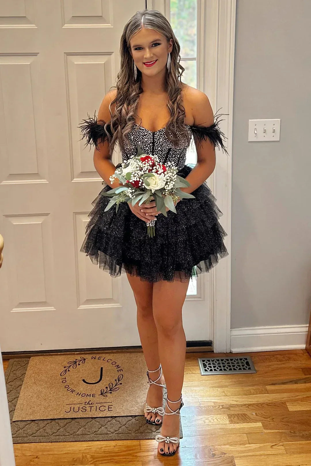 Vestido de fiesta de línea con hombros descubiertos y pedrería