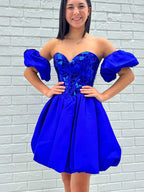 Vestido corto de fiesta con hombros descubiertos