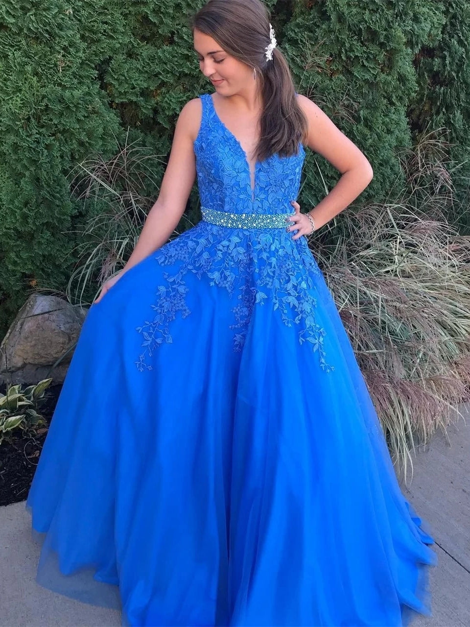 Elegante vestido largo de fiesta de corte A, escote en V, espalda descubierta, tul y encaje, con cinturón.