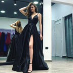 Elegante vestido largo de fiesta negro satinado de corte en A con escote en V y abertura