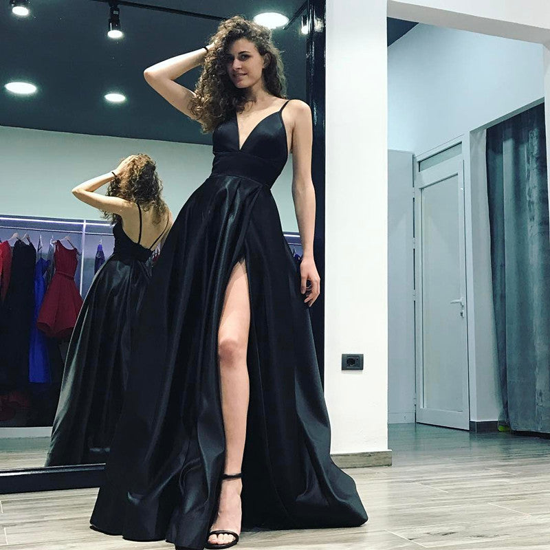 Elegante vestido largo de fiesta negro satinado de corte en A con escote en V y abertura