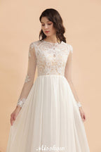 Elegante vestido de novia de gasa con cuello redondo y apliques de encaje, manga larga y estilo sencillo.