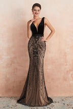 Robe de bal sirène noire élégante à décolleté en V profond ornée de perles, sans manches, coupe cintrée.