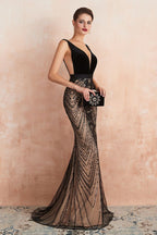 Robe de bal sirène noire élégante à décolleté en V profond ornée de perles, sans manches, coupe cintrée.