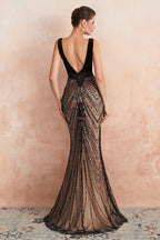 Robe de bal sirène noire élégante à décolleté en V profond ornée de perles, sans manches, coupe cintrée.