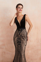 Robe de bal sirène noire élégante à décolleté en V profond ornée de perles, sans manches, coupe cintrée.