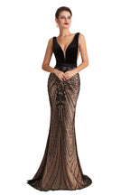 Robe de bal sirène noire élégante à décolleté en V profond ornée de perles, sans manches, coupe cintrée.