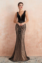 Robe de bal sirène noire élégante à décolleté en V profond ornée de perles, sans manches, coupe cintrée.