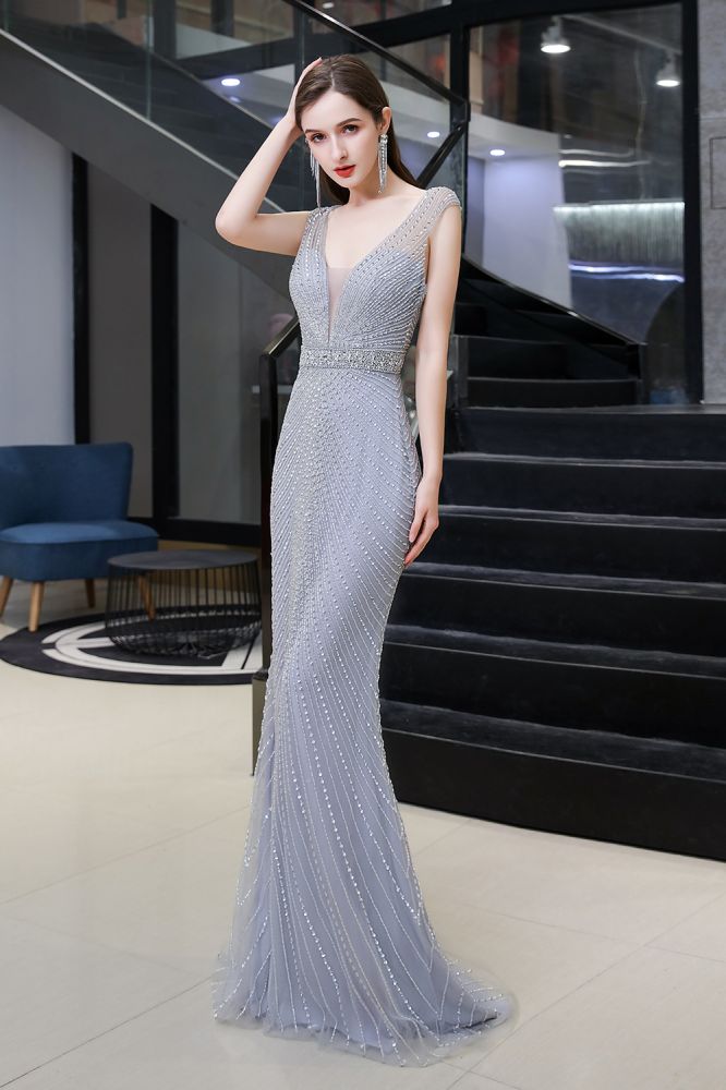 Elegante vestido de fiesta de sirena plateado, sin mangas, con escote en V profundo y cuentas, sin mangas.