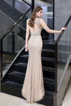 Elegante vestido de fiesta de sirena plateado, sin mangas, con escote en V profundo y cuentas, sin mangas.