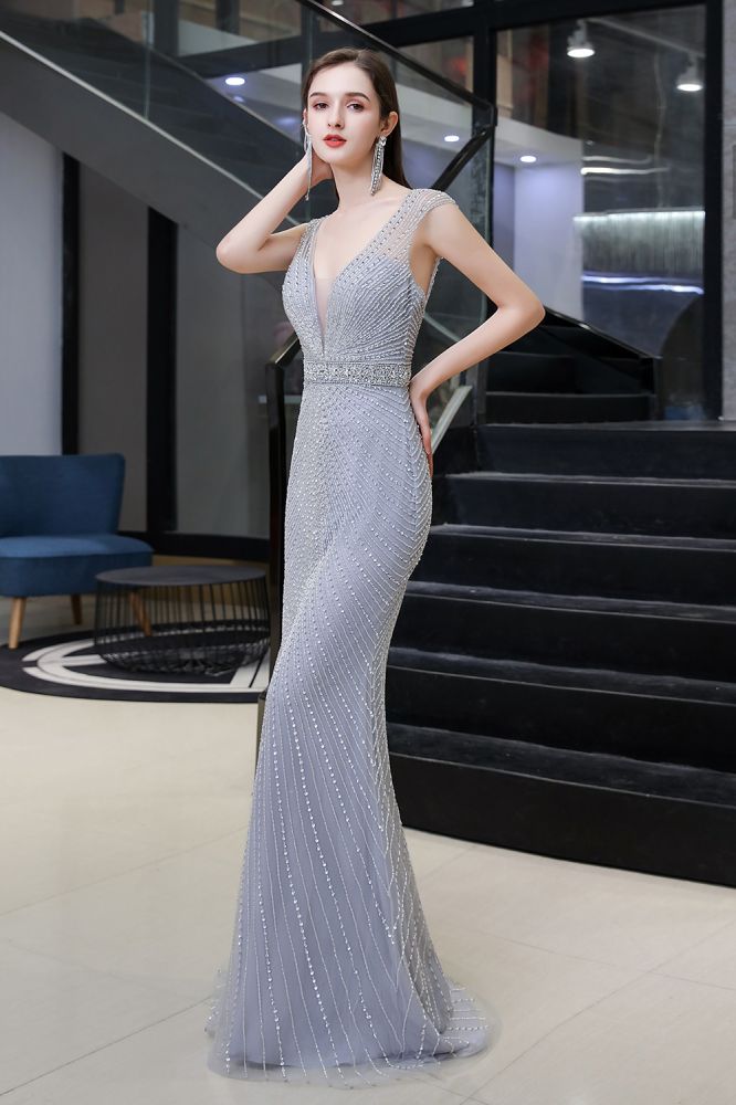 Elegante vestido de fiesta de sirena plateado, sin mangas, con escote en V profundo y cuentas, sin mangas.
