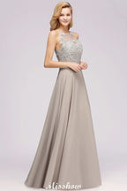 Elegante vestido de noche sin mangas con apliques florales, corte A, de gasa plateada, ideal para fiestas y ocasiones especiales.