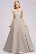 Elegante vestido de noche sin mangas con apliques florales, corte A, de gasa plateada, ideal para fiestas y ocasiones especiales.