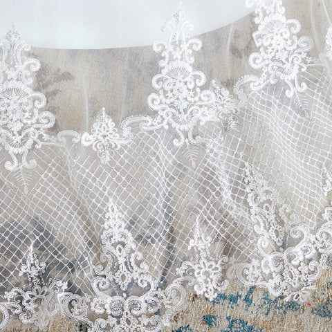 Robe de mariée élégante longue en tulle à bretelles et appliques, coupe trapèze, sans bretelles