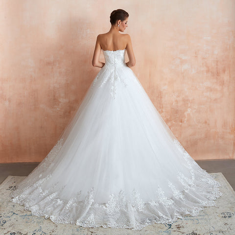 Robe de mariée élégante longue en tulle à bretelles et appliques, coupe trapèze, sans bretelles