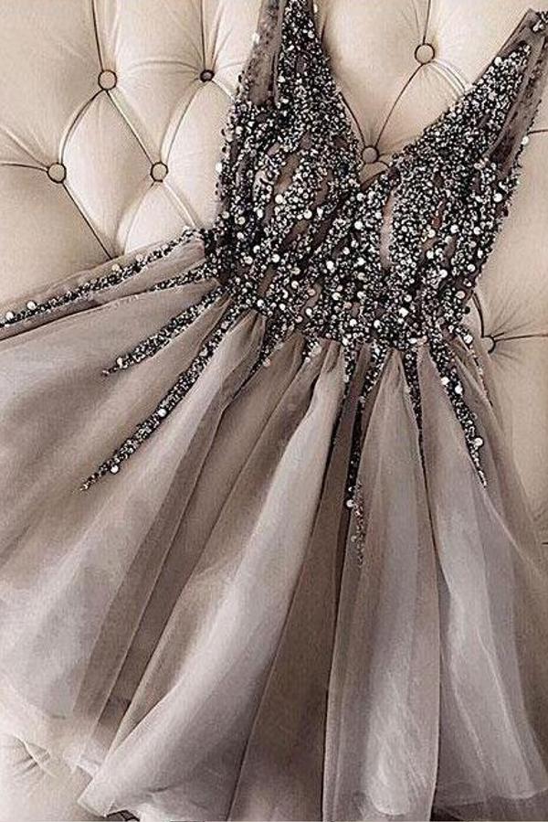 Robe de soirée courte élégante sans manches à sequins et perles, en tulle argenté. Robe de cocktail. 