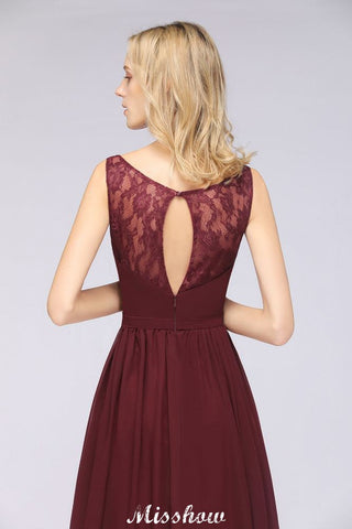 Elegante vestido largo de noche corte A con escote en V, de gasa, sin mangas, color burdeos.
