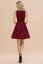 Robe de soirée élégante à col en V ornée d'appliqués floraux, longueur genou, sans manches