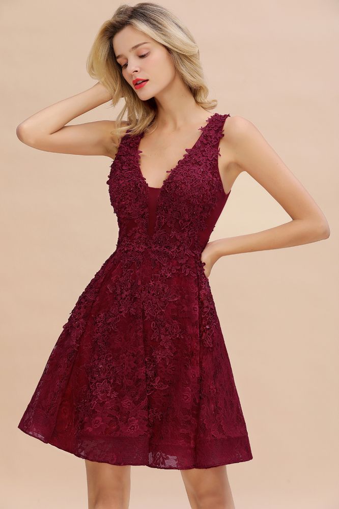 Robe de soirée élégante à col en V ornée d'appliqués floraux, longueur genou, sans manches