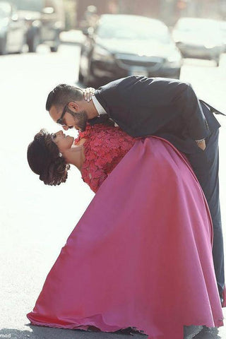 Preciosos vestidos de fiesta de satén con hombros descubiertos, mangas largas y apliques 