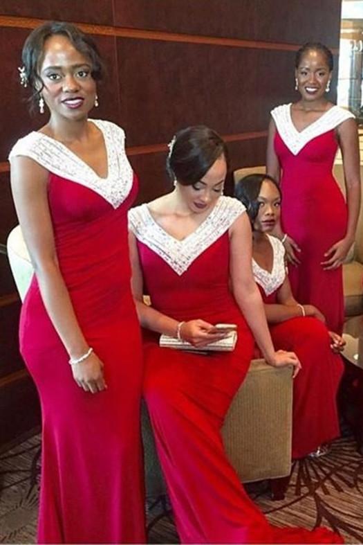 Vestido de dama de honor estilo sirena con mangas cortas y escote en V, adornado con cuentas. 