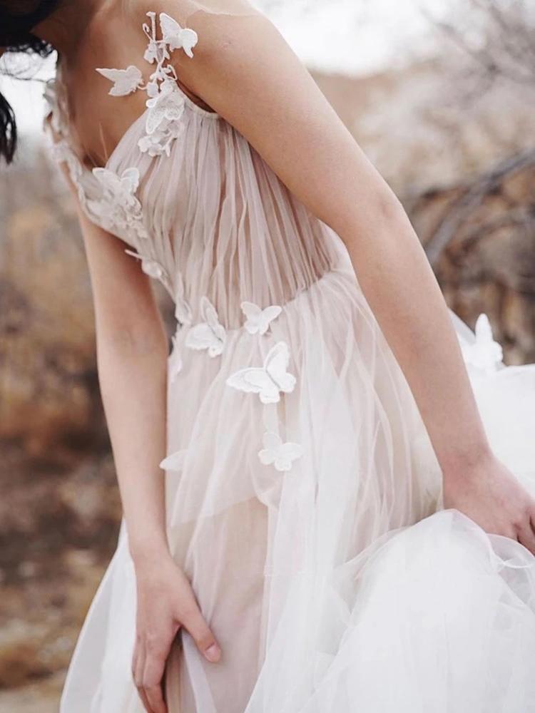Dulce vestido de novia de tul color marfil con escote en V, espalda descubierta y corte en A, con apliques WD477