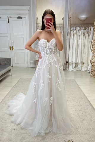 Vestido de novia de tul con apliques, corte en A, sin mangas, escote corazón y encaje.