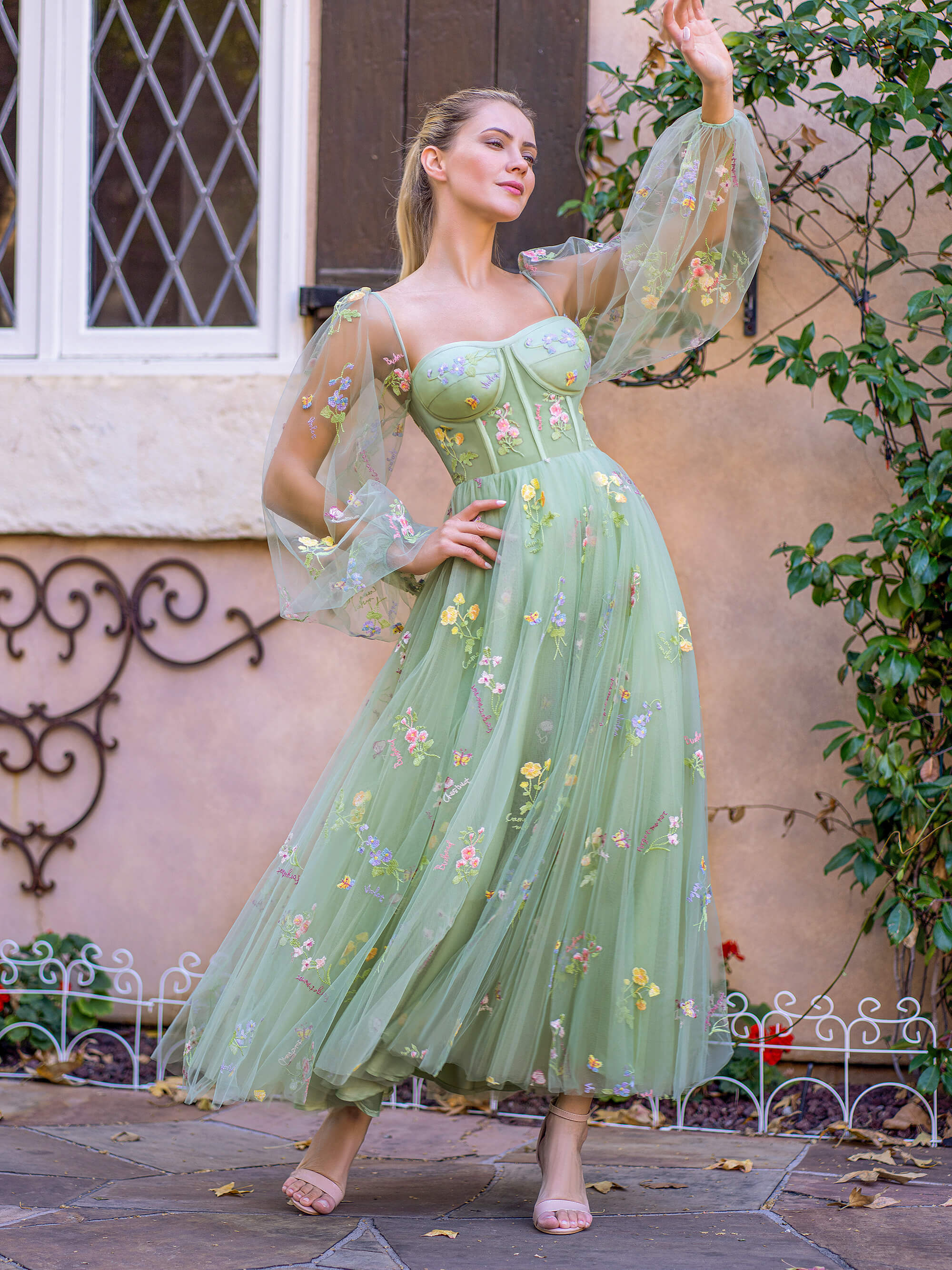 Vestido de graduación con corsé floral, bordado de escote corazón, mangas abullonadas de tul y largo hasta la rodilla.