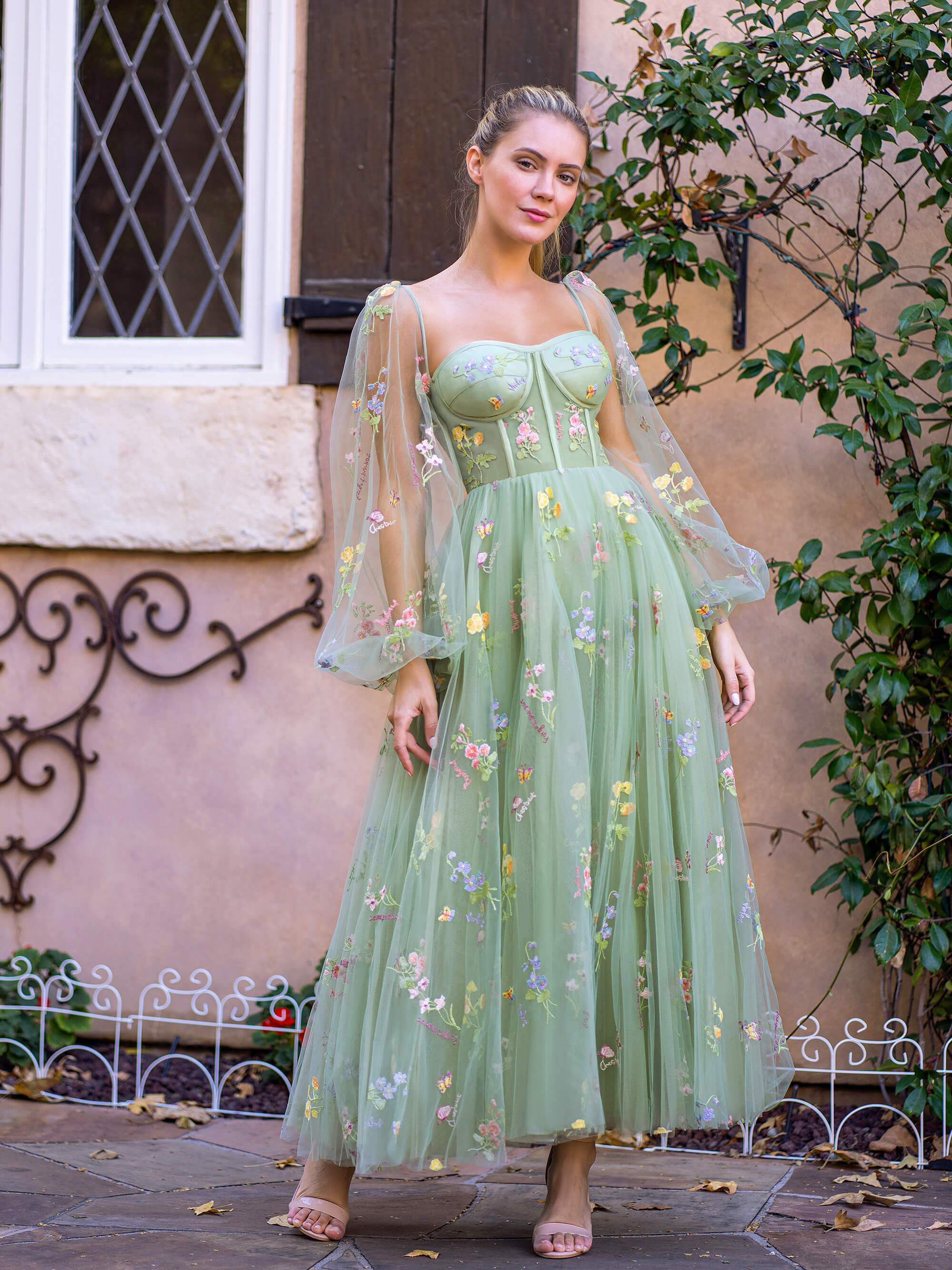 Vestido de graduación con corsé floral, bordado de escote corazón, mangas abullonadas de tul y largo hasta la rodilla.