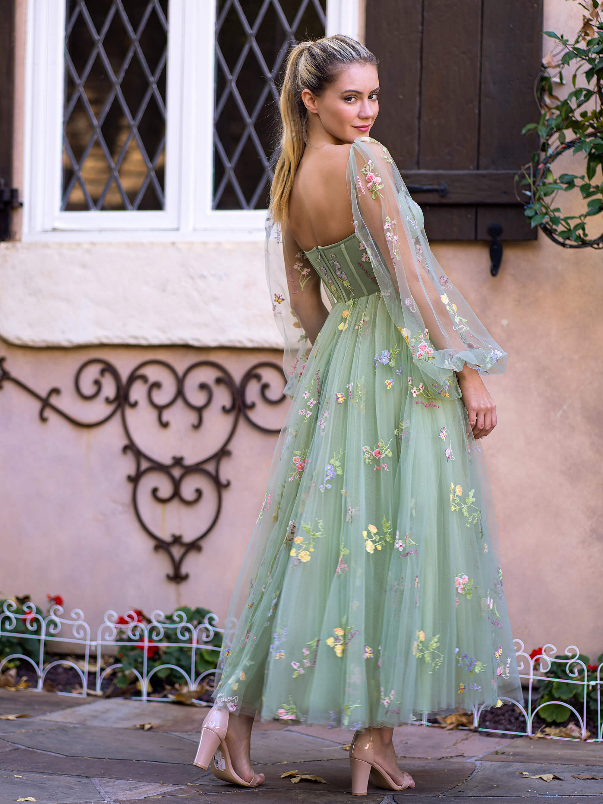Vestido de graduación con corsé floral, bordado de escote corazón, mangas abullonadas de tul y largo hasta la rodilla.