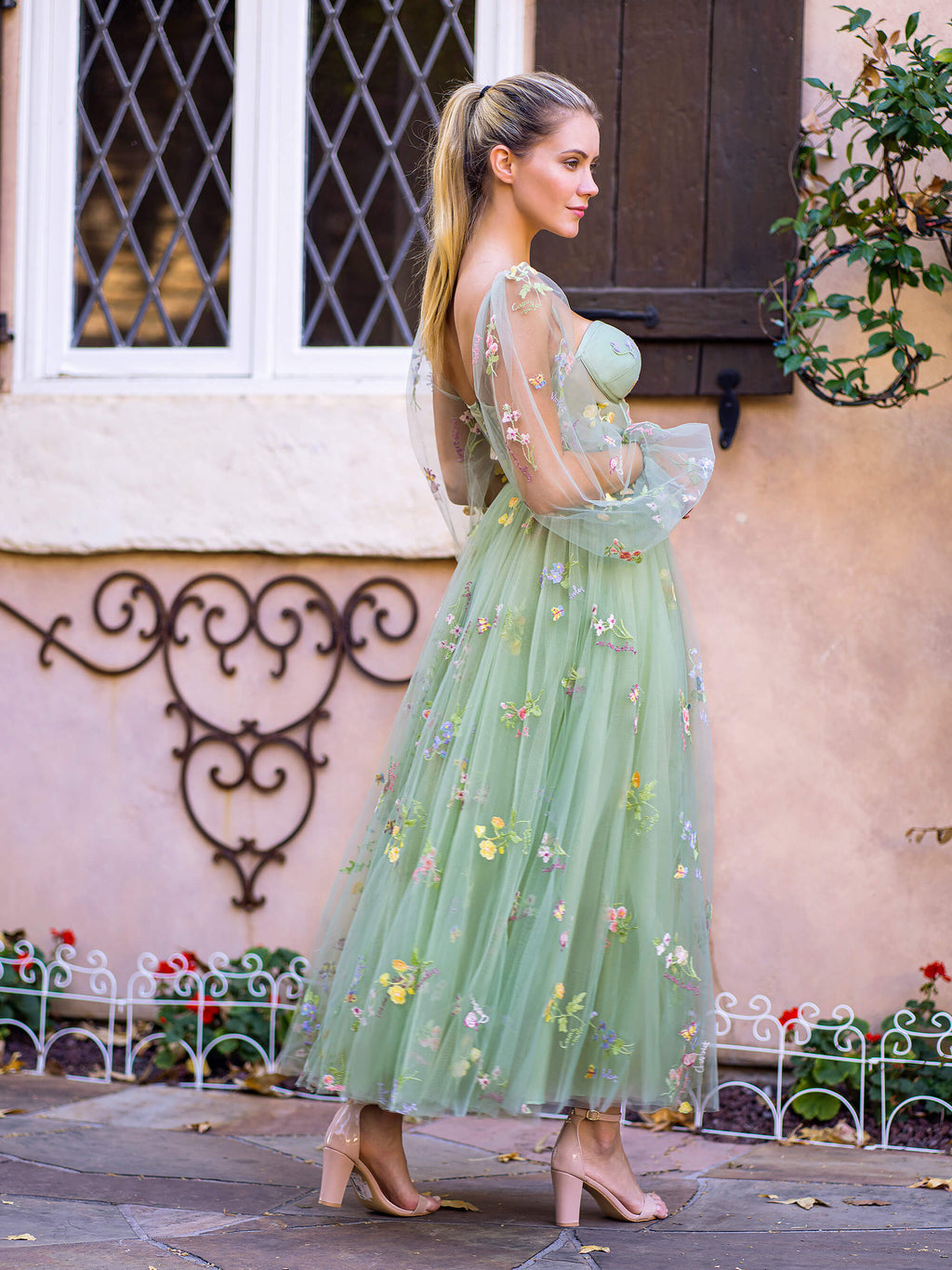 Vestido de graduación con corsé floral, bordado de escote corazón, mangas abullonadas de tul y largo hasta la rodilla.
